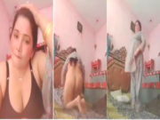 Desi Bhabhi Shows big Ass